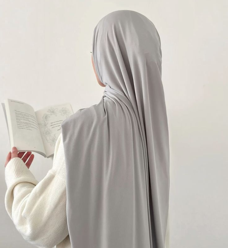 Why More Women Buy Hijab Online For Variety And Convenience